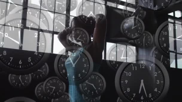 Mehrere Tickende Uhren Fallen Gegen Eine Afroamerikanerin Die Eine Trainingspause — Stockvideo