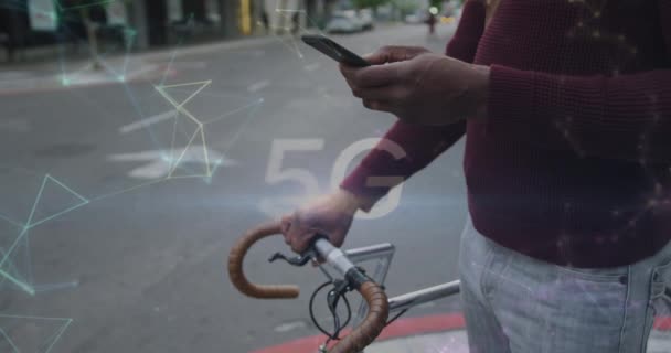 Tekst Networking Przeciwko Połowie Części Człowieka Rowerem Pomocą Smartfona Ulicy — Wideo stockowe