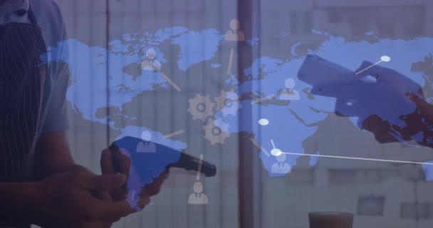 Cyfrowe Ikony Mapie Świata Przeciwko Osobie Używającej Smartfona Dokonywania Płatności — Wideo stockowe