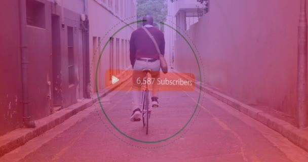 Грати Значок Збільшенням Абонентів Проти Афроамериканського Старшого Чоловіка Їздить Велосипеді — стокове відео
