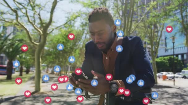 Múltiples Iconos Redes Sociales Contra Hombre Afroamericano Con Bicicleta Usando — Vídeo de stock