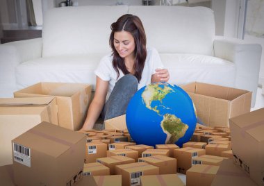 Yerküre ve karton kutuların kompozisyonu ve yeni evdeki paketleri açan kadın. taşınma evi, küresel sevkiyat ve dağıtım konsepti dijital olarak oluşturuldu.