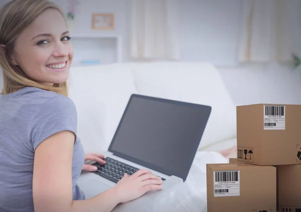 새로운 집에서 상자들이 노트북을 사용하는 여자의 세계적 디지털 이미지 — 스톡 사진