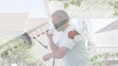 Şırınga animasyonu ve evde kahve içen yaşlı adamın üzerinde dönen haplar. covid 19 salgın hastalık ve sağlık konsepti dijital olarak oluşturulmuş video.