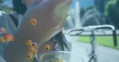 Afro-Amerikan bir kadının abur cubur yemesine karşı birden fazla yüz ifadesi var. Sosyal medya ağı ve teknoloji kavramı