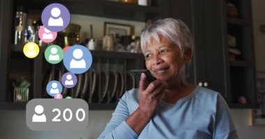 Evde akıllı telefondan konuşan Afrikalı Amerikalı son sınıf öğrencisi kadınlara karşı birden fazla profil simgesi var. Sosyal medya ağı ve teknoloji kavramı