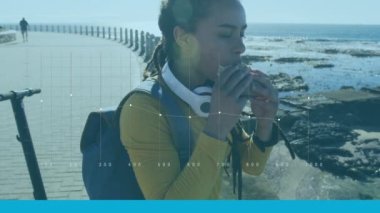 İstatistiksel veri işleme, gezinti güvertesinde bir şeyler atıştıran Afrikalı Amerikalı kadına karşı. istatistik ve veri kavramı