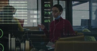İstatistiksel veriler, maskesiz bir kadının ofisinde görüntülü konuşma yaptığını gösteriyor. küresel finans ve iş teknolojisi kavramı