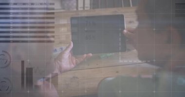 Evde tablet kullanan yaşlı çiftin istatistik kaydının animasyonu. küresel teknoloji, bağlantı ve iletişim konsepti dijital olarak oluşturulmuş video.