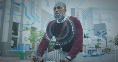 Sokakta bisiklet süren Afrikalı Amerikalı kıdemli bir adama karşı istatistiksel veri işleme. bilgisayar arayüzü ve teknoloji kavramı