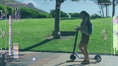 Parkta motosikletli Afro-Amerikan bir kadına karşı dijital kamera arayüzü. dijital arayüz ve teknoloji kavramı