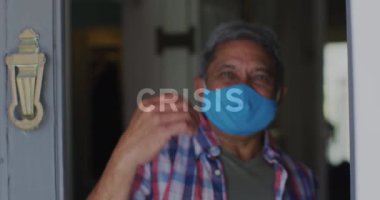 Covid-19 konsept metni, Afrika kökenli Amerikalı son sınıf öğrencisinin ev kapısına gelişine karşı. Karantina karantinasında tek başına evde kalmak