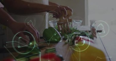 İki insanın yemek pişirme bölümünün ortasındaki simgelerle olan bağlantı ağlarının animasyonu. Dijital olarak oluşturulmuş bağlantı ağları konsepti.