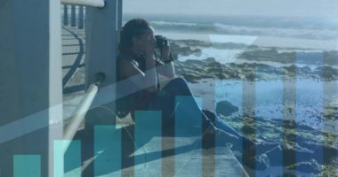 Gezinti güvertesinde oturan kadının istatistiksel verileri işlemesi. istatistik ve finans kavramı