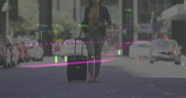 Tramvay çantalı bir kadın sokakta yürürken mali veri işleme tabi tutuluyor. küresel finans ve ağ kurma kavramı