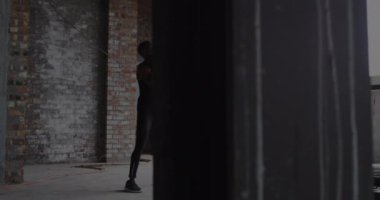 Afro-Amerikan adama karşı renkli toz patlaması. İlaç topu kullanarak hiçbir şey yapmıyorlar. spor ve spor konsepti