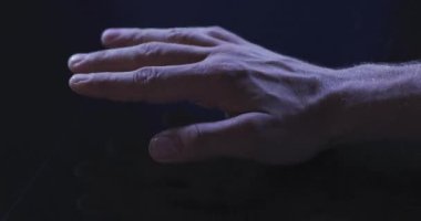 İnsan elinin interaktif ekrana dokunuşunun canlandırması parmak izi ve veri işleme. dijital arayüz, çevrimiçi kimlik ve küresel iletişim konsepti dijital olarak oluşturulmuş video.