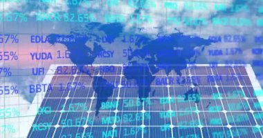 Arka planda güneş paneline karşı dünya haritası üzerinde borsa veri işleme. küresel finansman ve yenilenebilir enerji kavramı