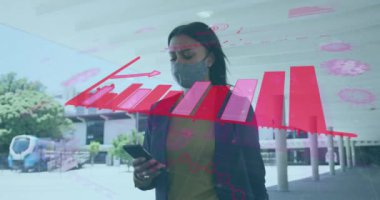 Akıllı telefon kullanan yüz maskesi takan bir kadın hakkında 19 istatistiksel veri işleme. küresel ağ oluşturma ve koronavirüs covid 19 salgını.