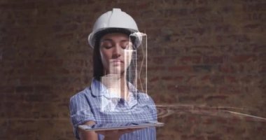 Kadın mimar tarafından tutulan tabletin üzerinde dönen 3D etkileşimli şehir modelinin animasyonu. küresel endüstri, mimari ve teknoloji konsepti dijital olarak üretilen video.