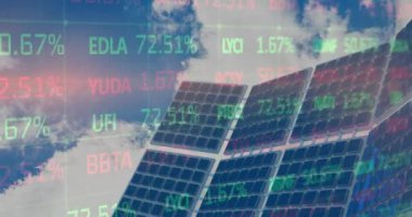 Güneş panelleri üzerinden finansal veri işleme animasyonu. küresel finans, çevre ve sürdürülebilirlik kavramı dijital olarak oluşturulmuş video.