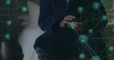 Akıllı telefon kullanarak kadının orta kesiminde dönen dijital simgeler küresi. küresel ağ ve teknoloji kavramı