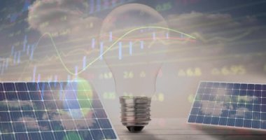 Ampul ve güneş panelleri üzerinden finansal veri işleme animasyonu. küresel finans, elektrik, çevre ve sürdürülebilirlik kavramı dijital olarak oluşturulmuş video.