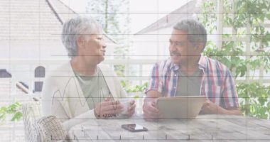 Evlerinde dijital tablet kullanan Afrikalı yaşlı çift hakkında istatistiksel veri işleme. küresel finans ve koronavirüs covid 19 salgın konsepti