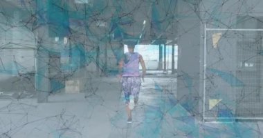 Afrika kökenli Amerikalı bir kadının koşuşturmasına karşı bir bağlantı ağı. küresel ağ kurulumu ve spor fitness kavramı