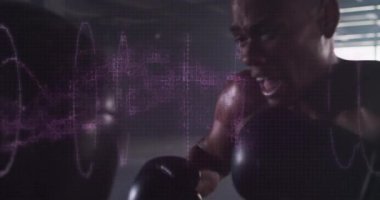 Mor dijital dalgaların dijital videosuyla boksör erkek boksör kum torbasına yumruk atıyor. spor ve spor konsepti