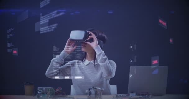 여자가 헤드셋을 화면에 회전을 애니메이션 디지털 인터페이스 글로벌 디지털 비디오 — 비디오