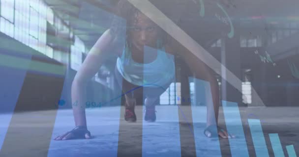 对正在做俯卧撑运动的非洲裔美国妇女的统计数据处理 统计和体育健身概念 — 图库视频影像