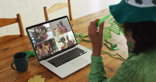 Femme Race Mixte Maison Utilisant Ordinateur Portable Faisant Appel Vidéo — Video