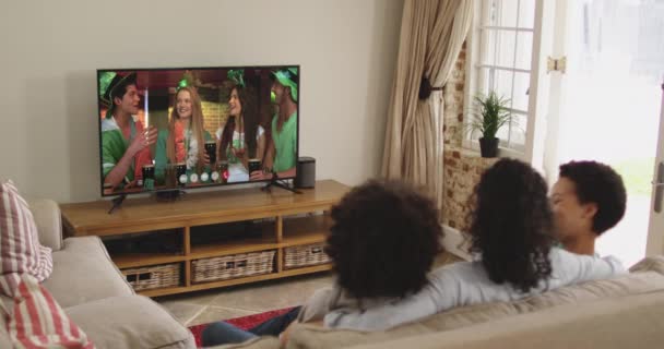 Afroamerikanische Familie Hause Mit Digitalem Fernsehen Das Videoanrufe Patrick Day — Stockvideo