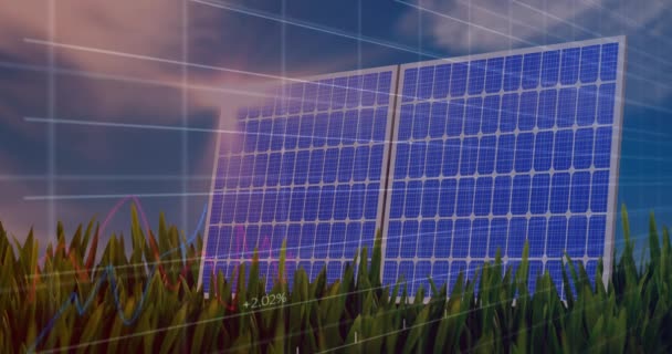 Financiële Gegevensverwerking Zonnepanelen Tegen Wolken Aan Blauwe Hemel Mondiale Financiën — Stockvideo