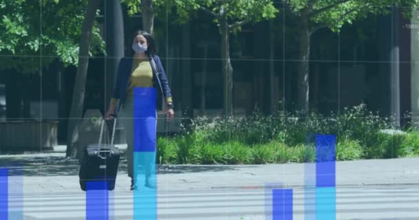路面を横断するトロリーバッグでフェイスマスクを身に着けている女性に対する統計データ処理 世界の財政とコロナウイルスは19のパンデミックの概念を — ストック動画