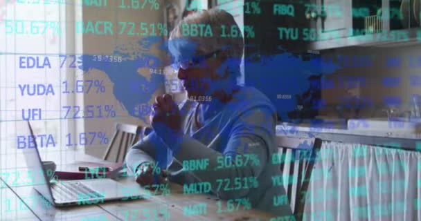 自宅のラップトップを使用して女性に対する世界地図上の株式市場データ処理 世界の金融とネットワーキングの概念 — ストック動画