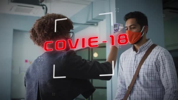 Animation Covid Cells Text Man Ελέγχοντας Θερμοκρασία Στο Γραφείο Φορώντας — Αρχείο Βίντεο