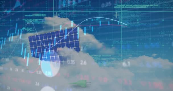 在蓝天云彩的映衬下 太阳能电池板上的财务数据处理 全球金融和可再生能源概念 — 图库视频影像