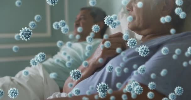ベッドでの高齢者のカップルの上にCovid 19細胞のアニメーション 女性のくしゃみ グローバルCovid 19パンデミック 健康と医療の概念デジタルで生成されたビデオ — ストック動画