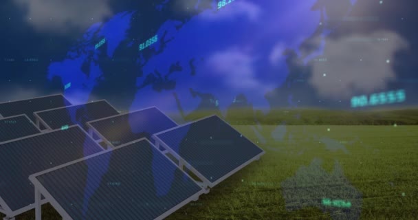 青い空に向かって草の上の太陽電池パネルに対して世界地図上の複数の変化する数 地球規模の財政と再生可能エネルギーの概念 — ストック動画