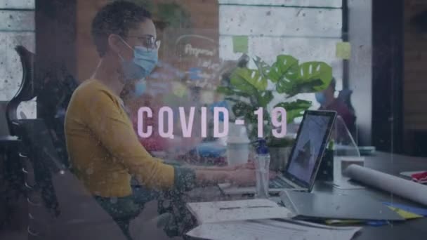 Covid Testo Effetto Grunge Contro Donna Che Indossa Maschera Viso — Video Stock