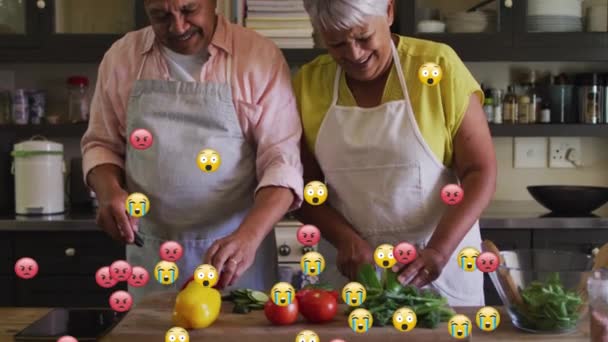 Animación Emojis Sobre Pareja Mayor Cocinando Juntos Cocina Interfaz Digital — Vídeo de stock