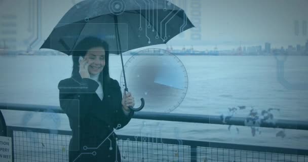 Animering Databehandling Över Kvinna Med Hjälp Smartphone Bär Paraply Bakgrunden — Stockvideo