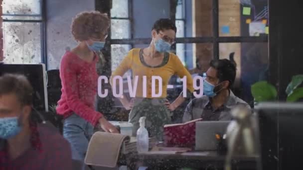 Covid Text Proti Kancelářským Kolegům Masce Kteří Společně Smáli Kanceláři — Stock video