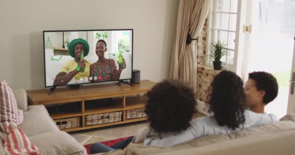 Afroamerikanische Familie Hause Mit Digitalem Fernsehen Das Videoanrufe Patrick Day — Stockvideo