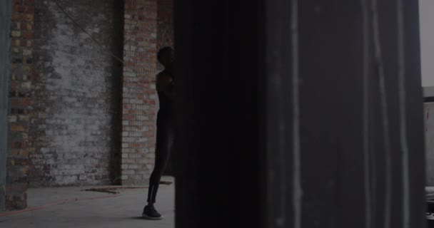 Explosion Poussière Colorée Contre Homme Afro Américain Effectuant Exercice Squat — Video