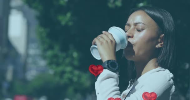 Múltiples Formas Corazón Rojo Globos Flotando Contra Mujer Bebiendo Café — Vídeos de Stock