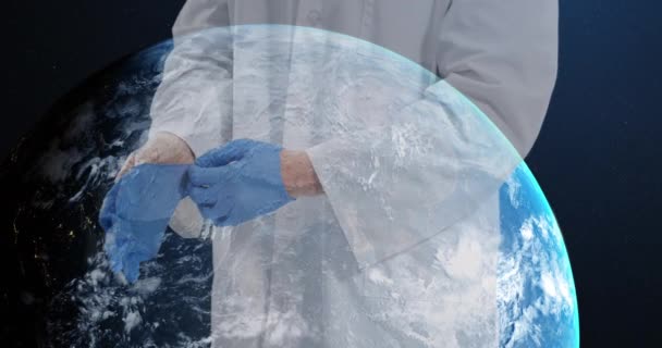 中段男医生戴着外科手套对抗蓝色背景的全球旋转 医疗和全球联网概念 — 图库视频影像