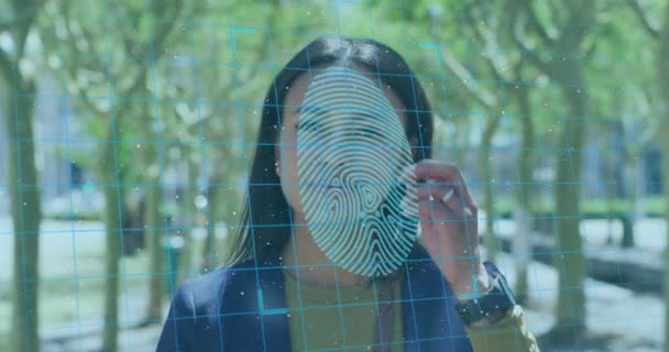 Biometrisk Fingerskanner Och Säkerhets Hänglås Ikon Mot Afrikansk Amerikansk Kvinna — Stockvideo